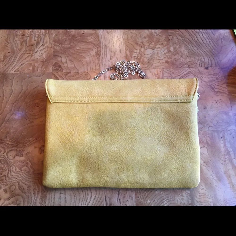 NALA TASSEL ZIP Clutch - Picture 5 of 9